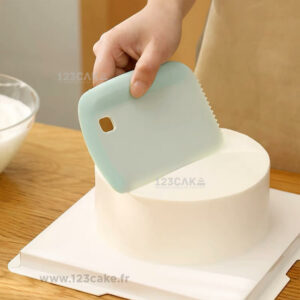 Cet accessoire de pâtisserie polyvalent est conçu pour t'offrir une précision exceptionnelle lors du modelage de gâteaux 🍰🎨, du lissage de la pâte et de la réalisation de motifs en pâte à sucre