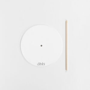 Support de gâteau rond blanc avec une tige centrale en bois pour stabiliser les gâteaux en hauteur.